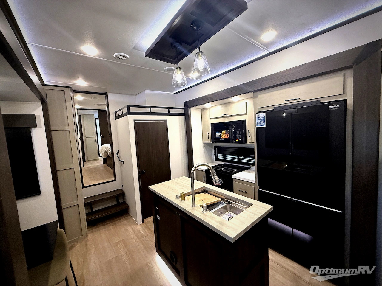 2027 Forest River Cherokee Arctic Wolf 3950SUITE Photo 4