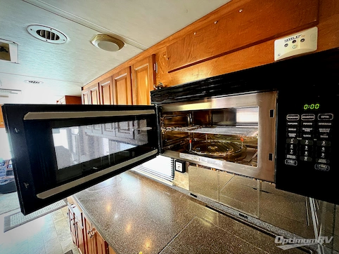 2008 Gulf Stream Crescendo 8356 RV Photo 3