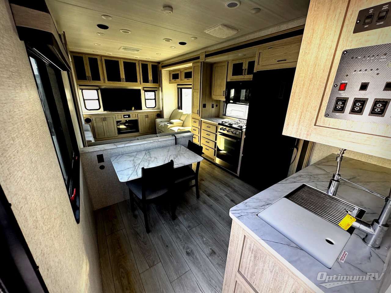 2024 East To West Alta 3250KXT Photo 3