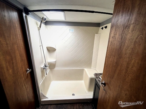 2016 Keystone Laredo 325RL RV Photo 3