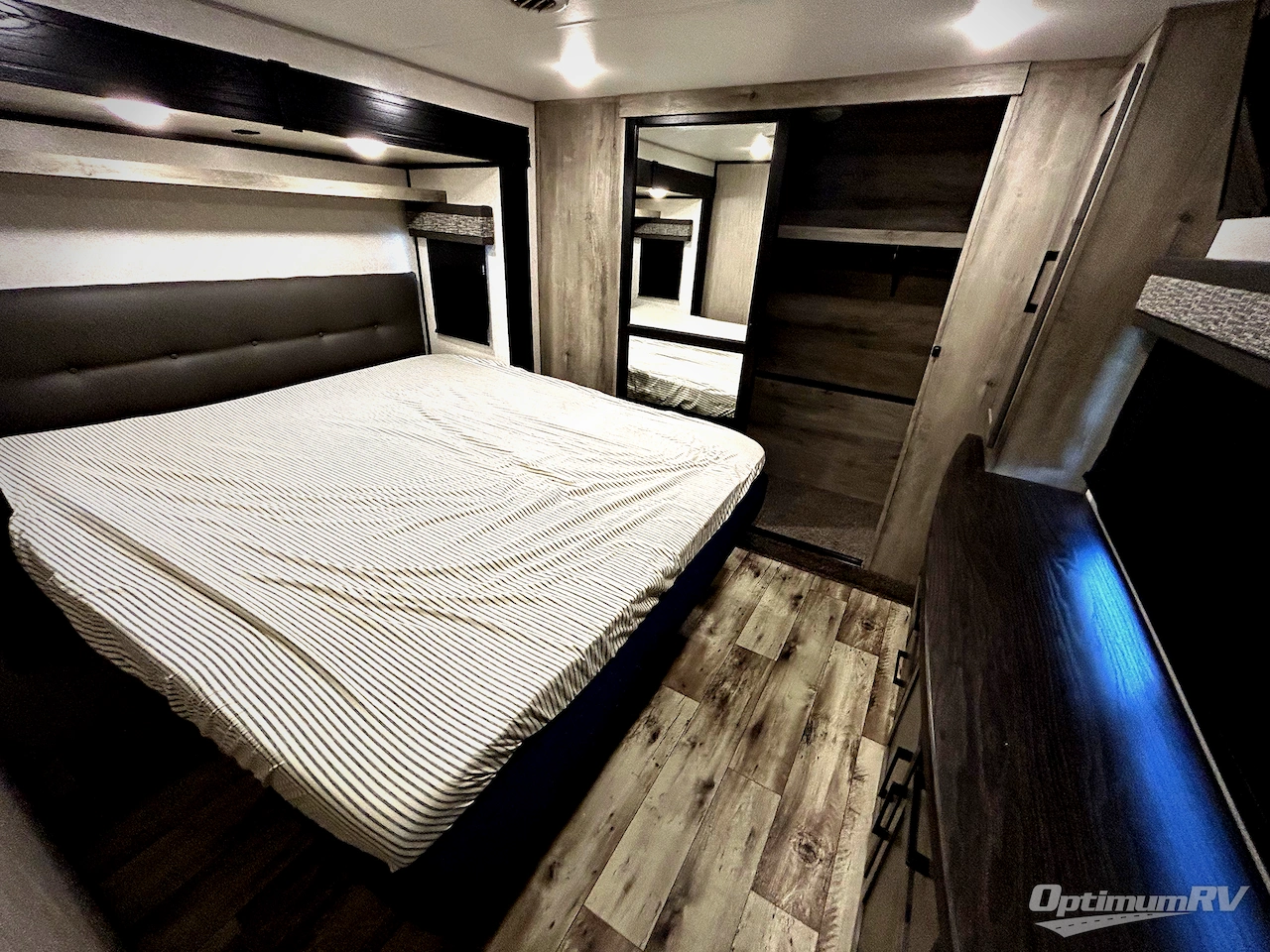 2022 KZ Durango D333RLT Photo 8