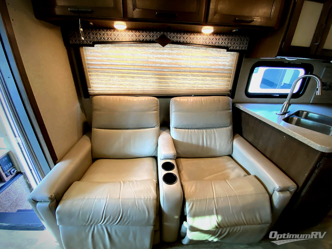 2021 Thor Hurricane 34R Photo 7