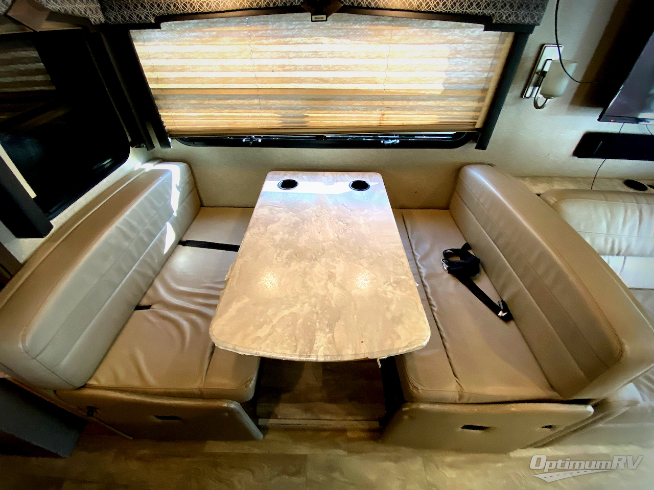 2021 Thor Hurricane 34R Photo 6