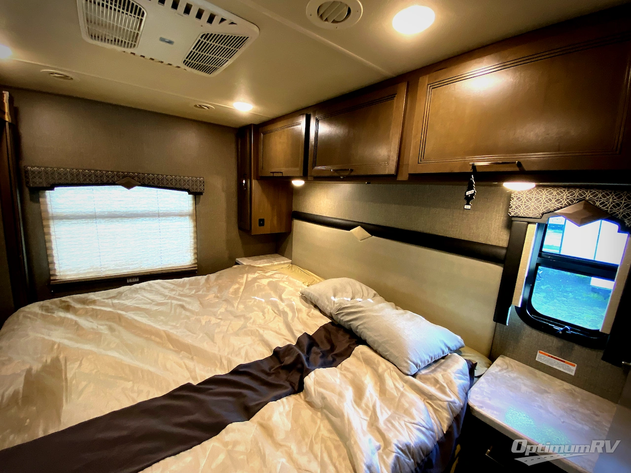 2021 Thor Hurricane 34R Photo 14