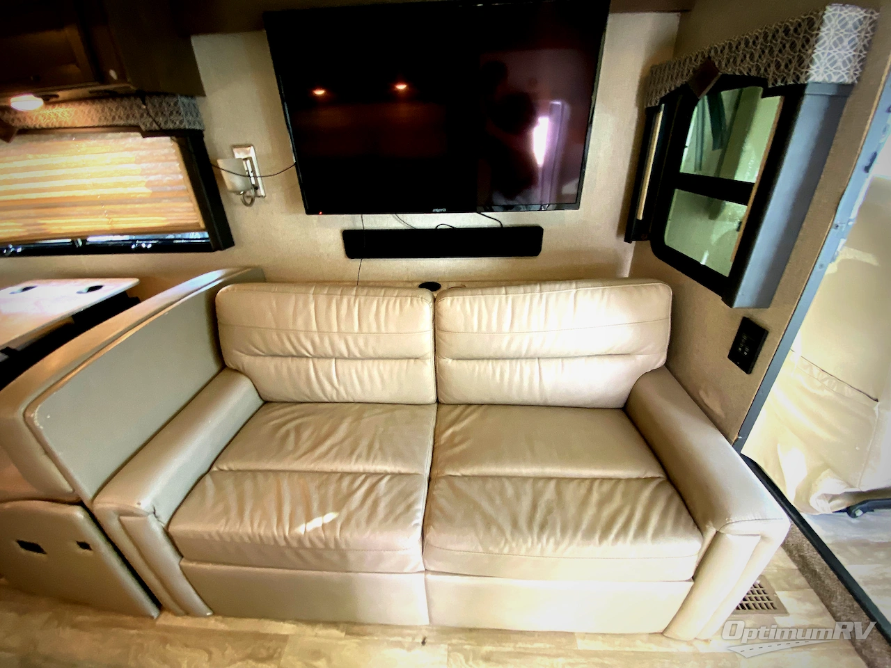 2021 Thor Hurricane 34R Photo 5