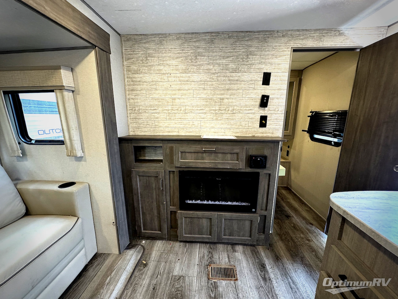 2025 Coachmen Catalina Legacy Edition 293QBCK Photo 8