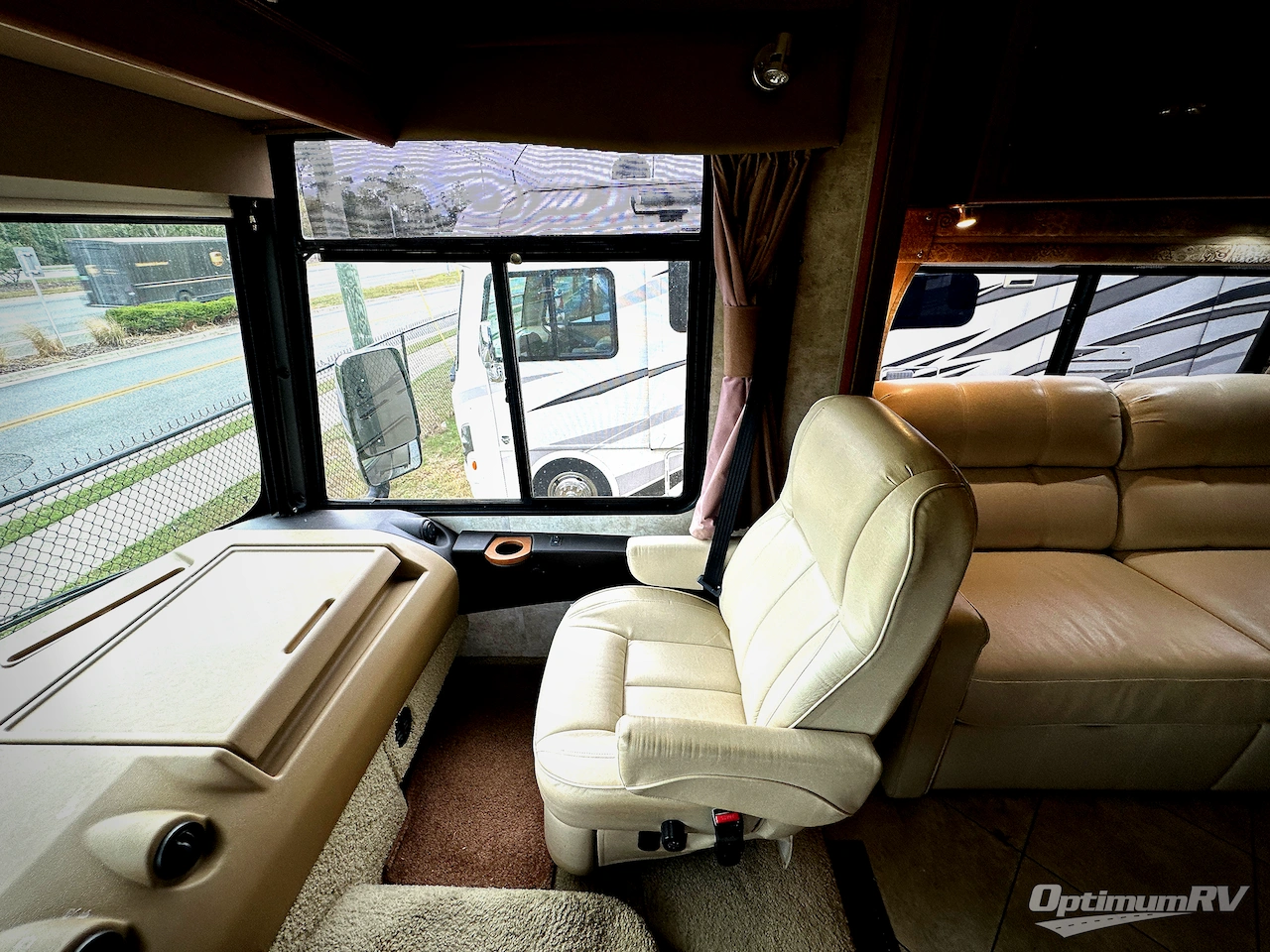 2012 Winnebago Adventurer 37F Photo 5
