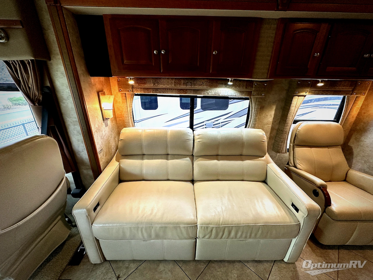 2012 Winnebago Adventurer 37F Photo 9