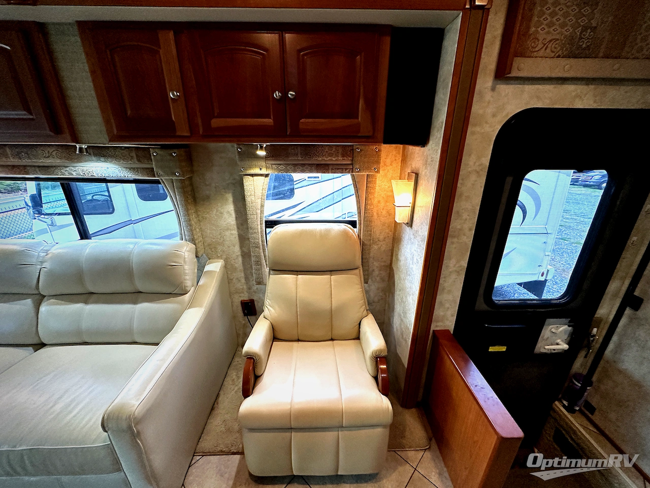 2012 Winnebago Adventurer 37F Photo 10