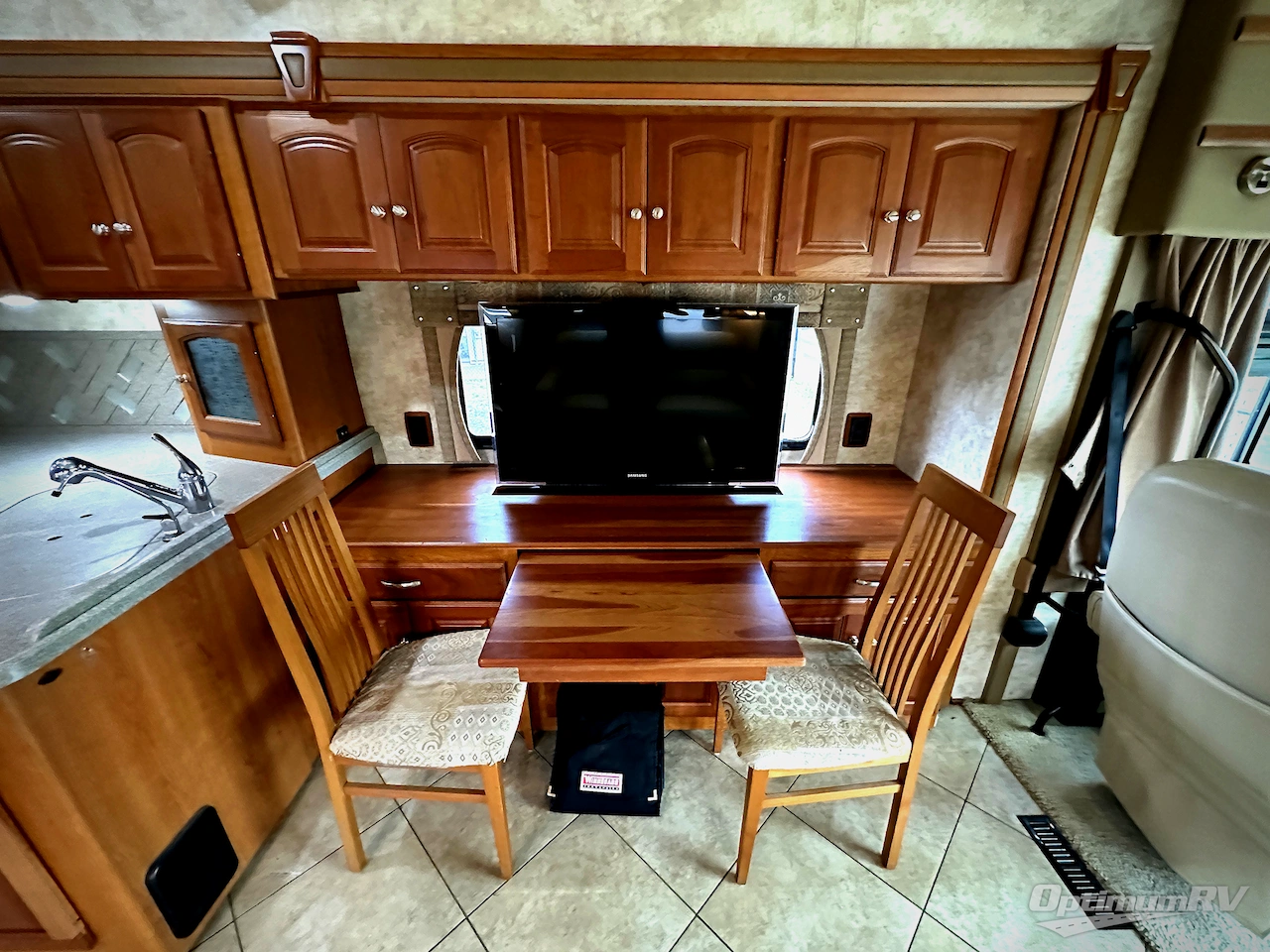 2012 Winnebago Adventurer 37F Photo 11