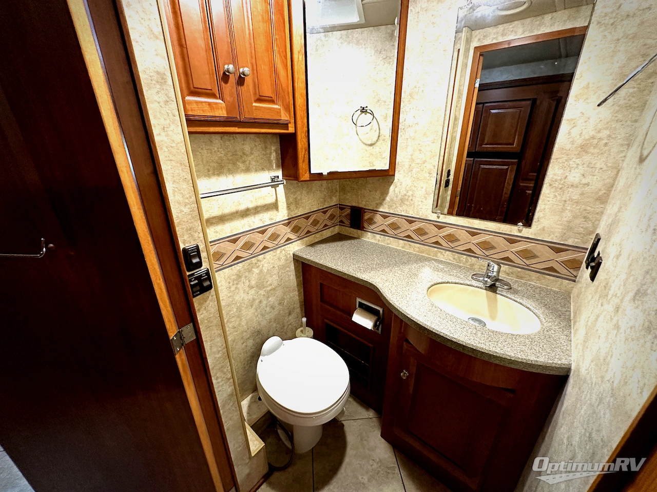 2012 Winnebago Adventurer 37F Photo 18