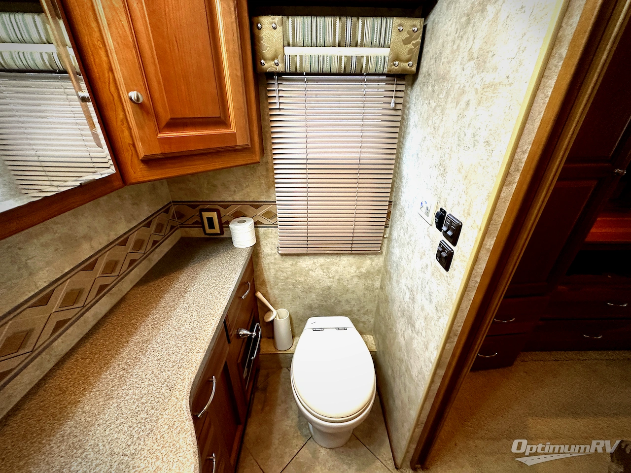 2012 Winnebago Adventurer 37F Photo 23