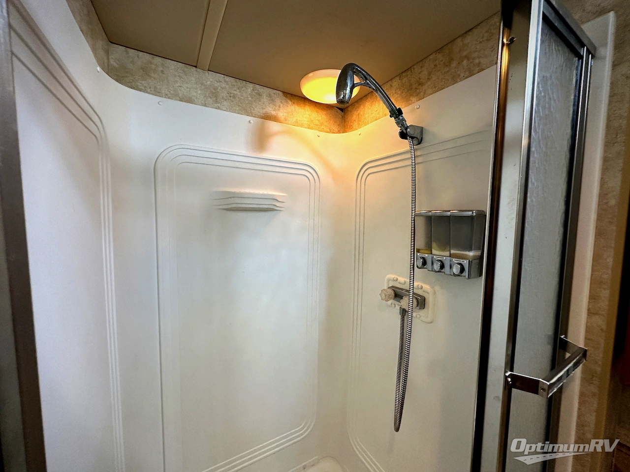 2012 Winnebago Adventurer 37F Photo 25