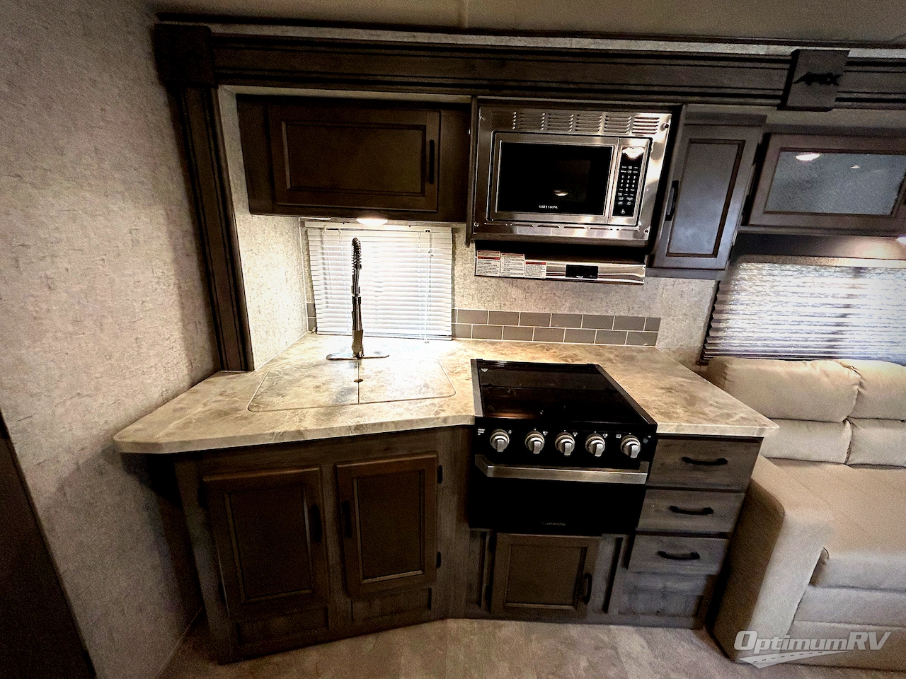2019 Coachmen Apex Ultra-Lite 249RBS Photo 6