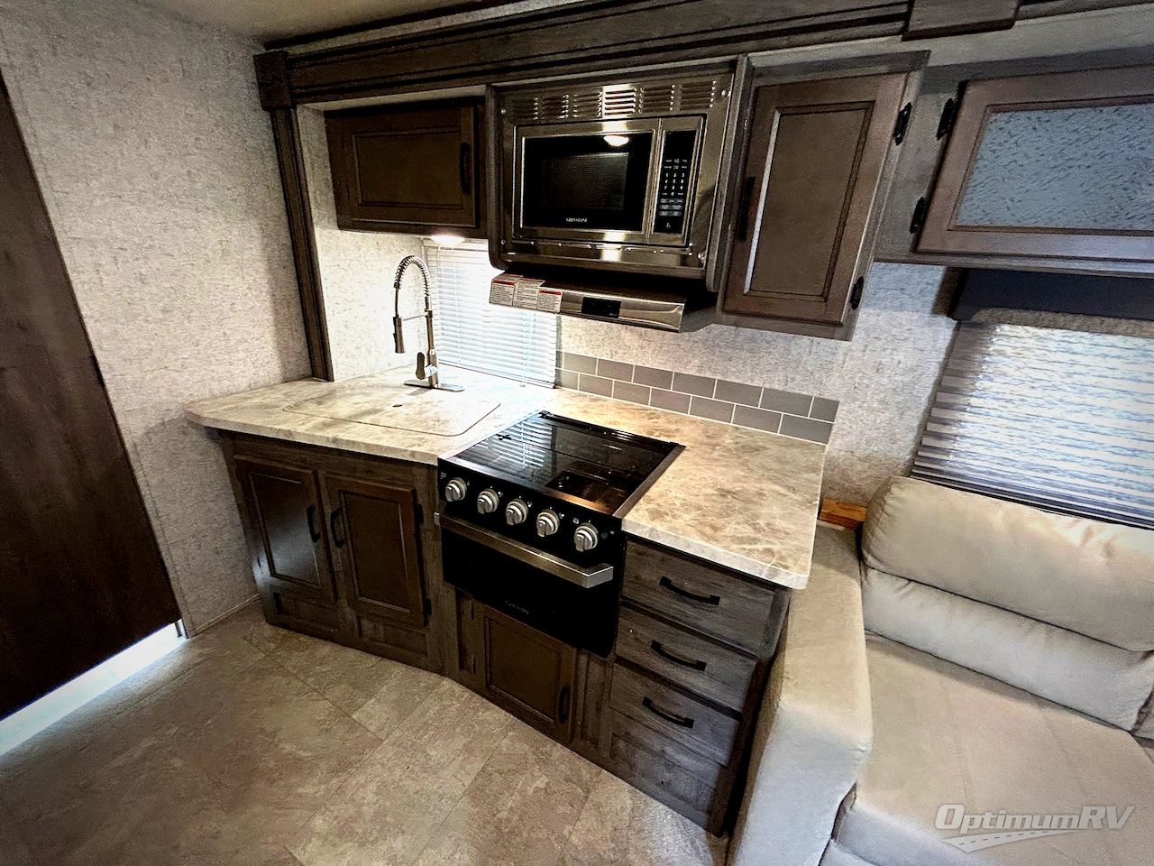 2019 Coachmen Apex Ultra-Lite 249RBS Photo 12