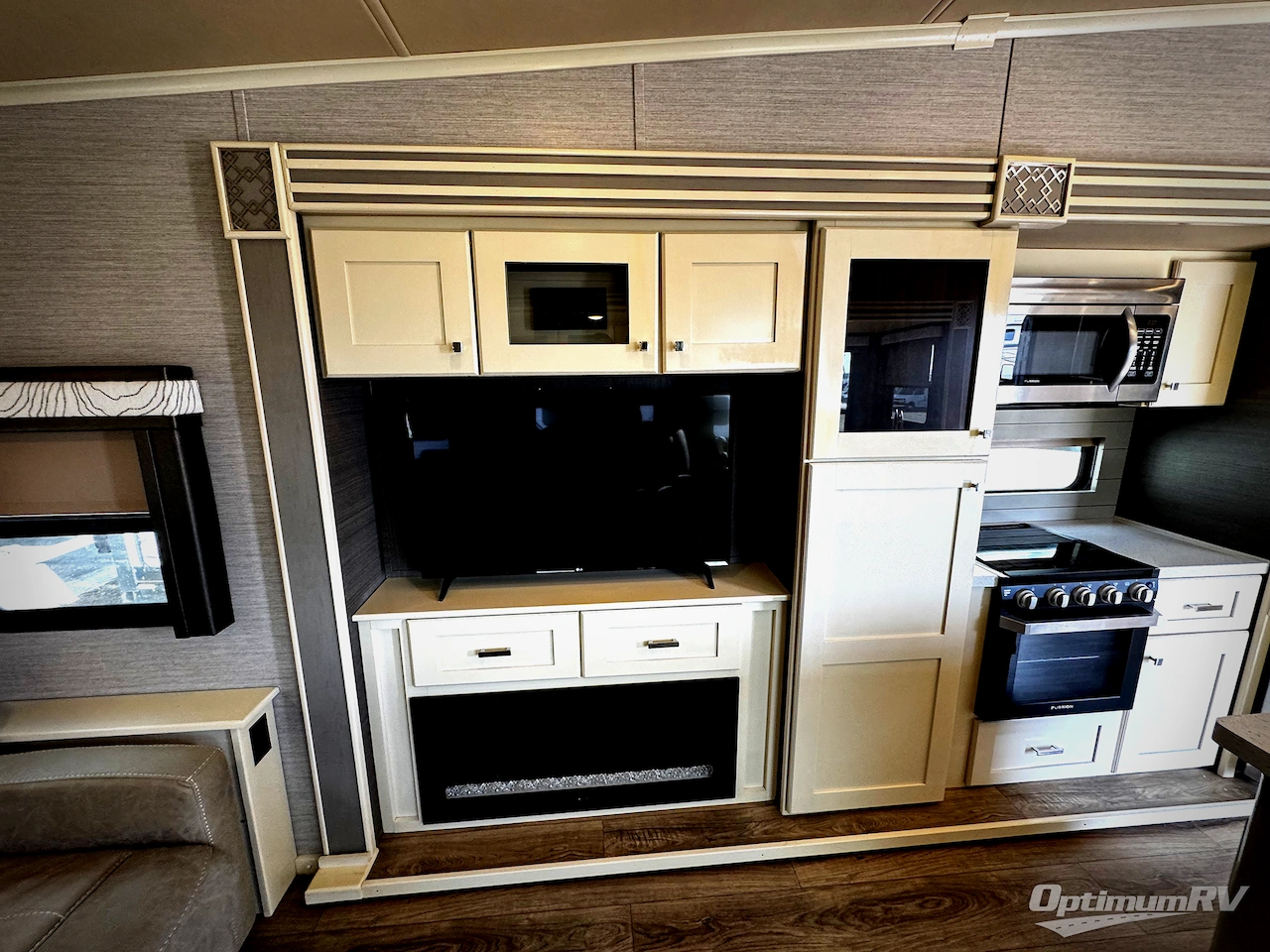 2021 VanLeigh Pinecrest 305RLP Photo 6