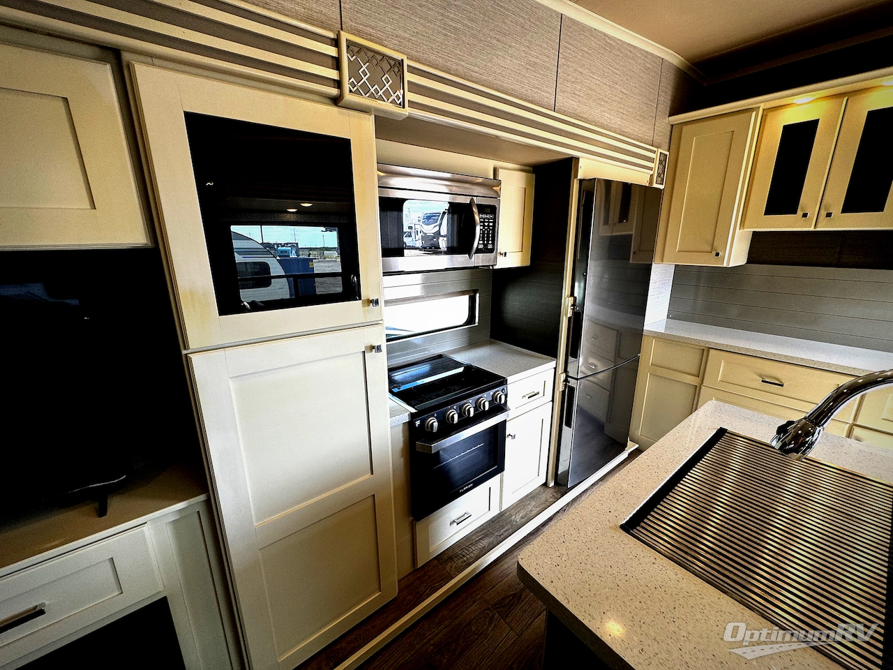 2021 VanLeigh Pinecrest 305RLP Photo 7