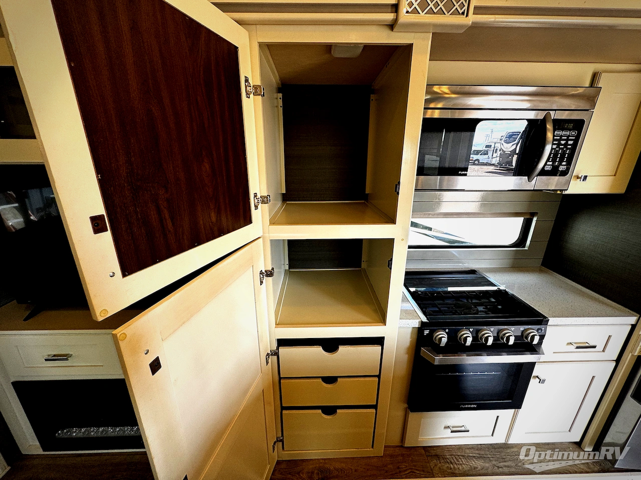 2021 VanLeigh Pinecrest 305RLP Photo 8