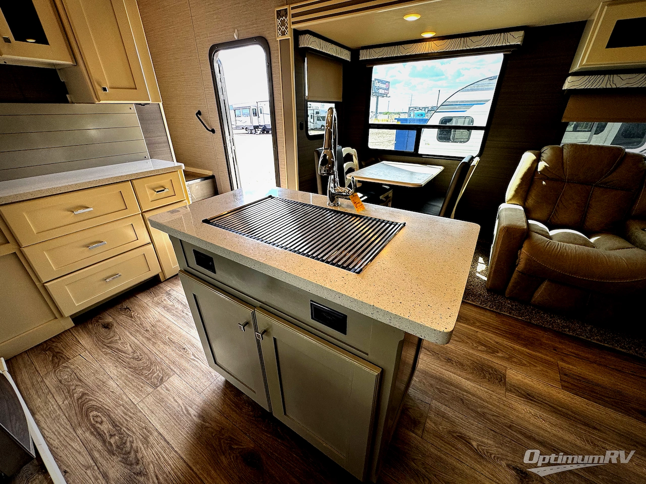 2021 VanLeigh Pinecrest 305RLP Photo 9