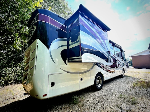 2013 Monaco Knight 36PFT RV Photo 3