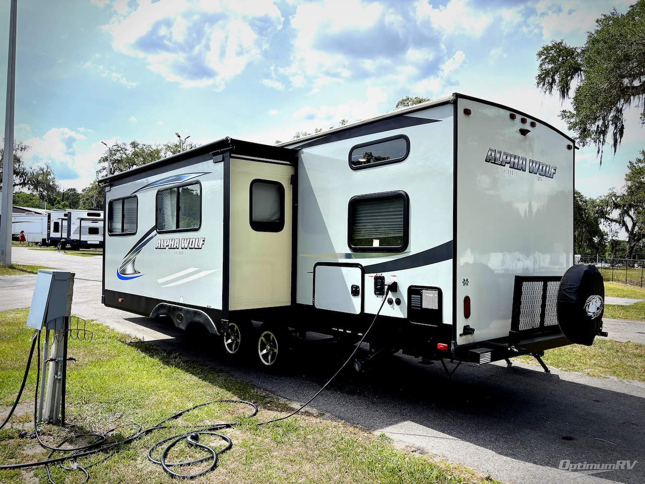 2019 Forest River Cherokee Alpha Wolf 26DBH-L Photo 3