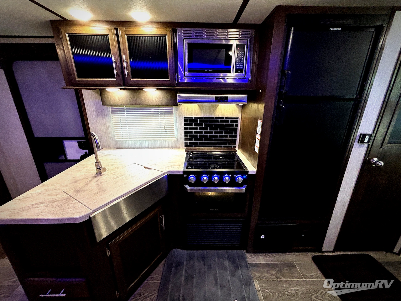 2019 Forest River Cherokee Alpha Wolf 26DBH-L Photo 6