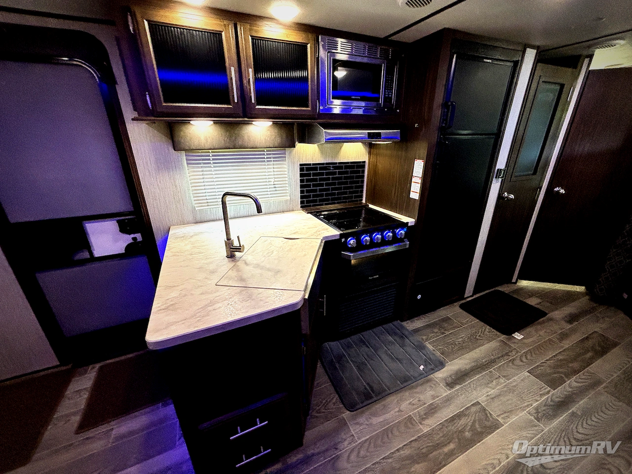 2019 Forest River Cherokee Alpha Wolf 26DBH-L Photo 9
