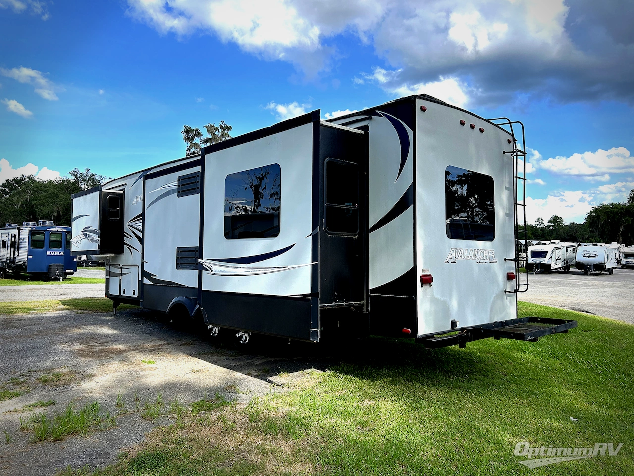 2016 Keystone Avalanche 331RE Photo 3