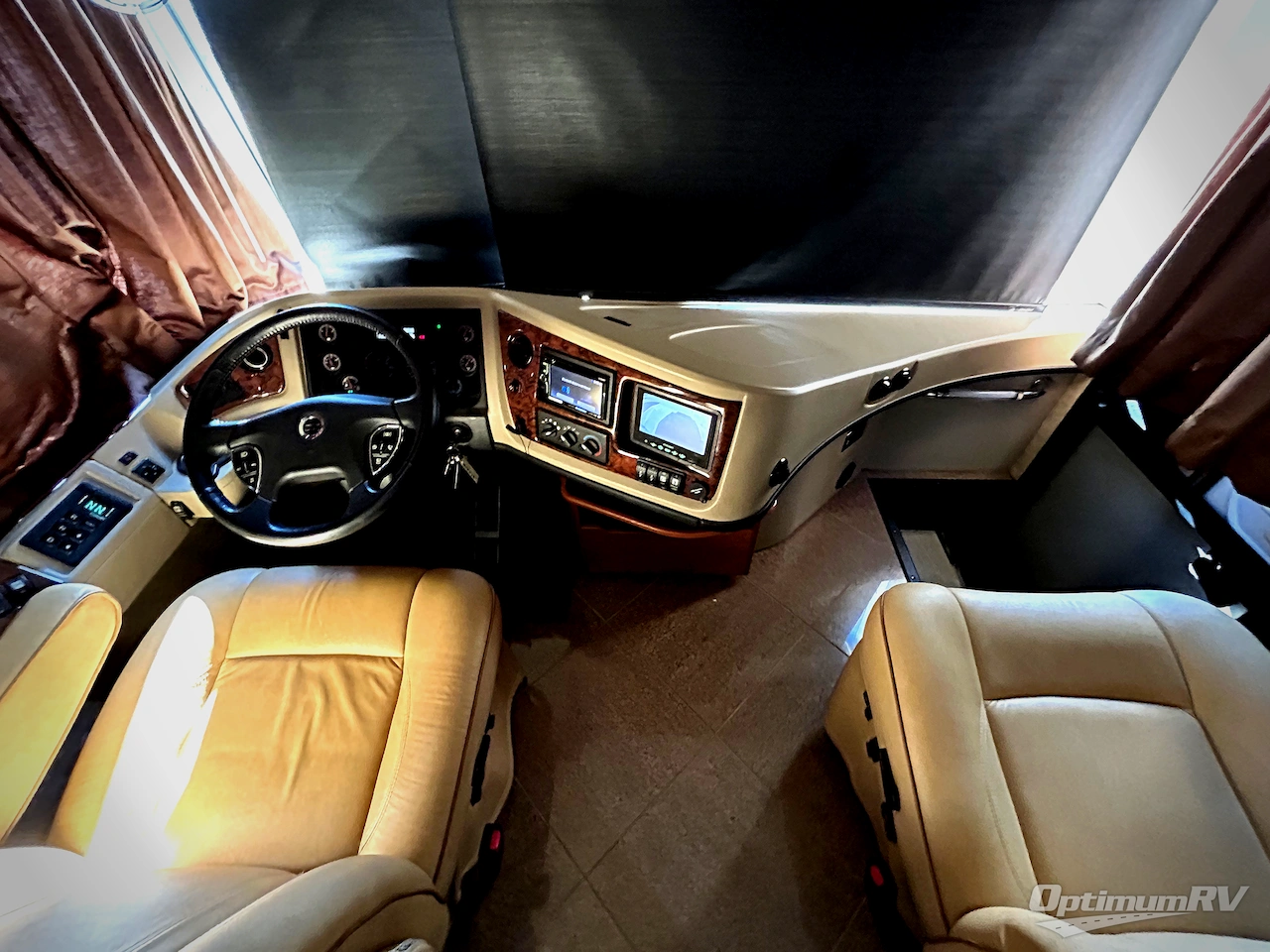 2013 Fleetwood Discovery 36J Photo 8