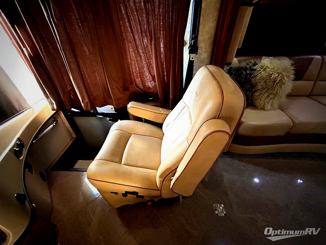 2013 Fleetwood Discovery 36J Photo 9