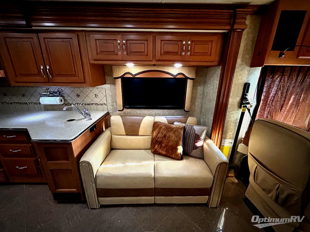 2013 Fleetwood Discovery 36J Photo 13