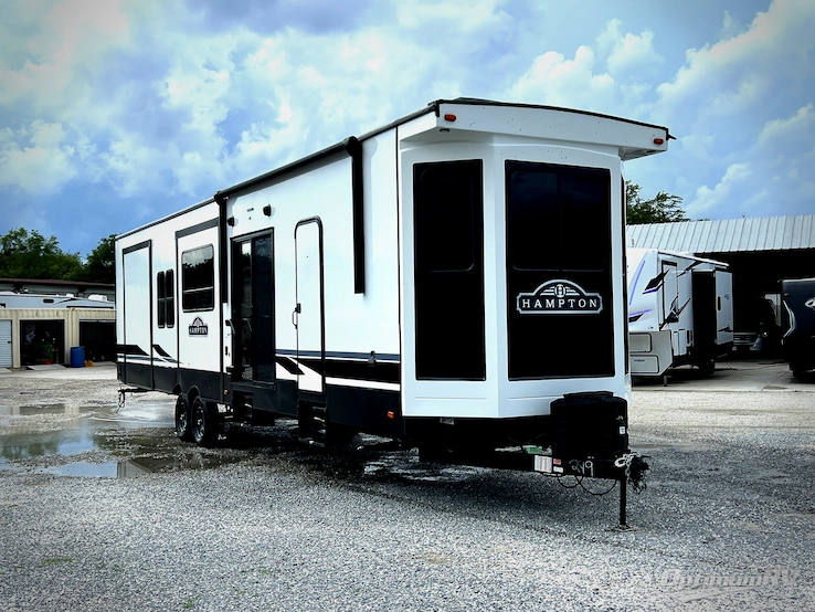 2022 CrossRoads Hampton HP380RKS RV Photo 1