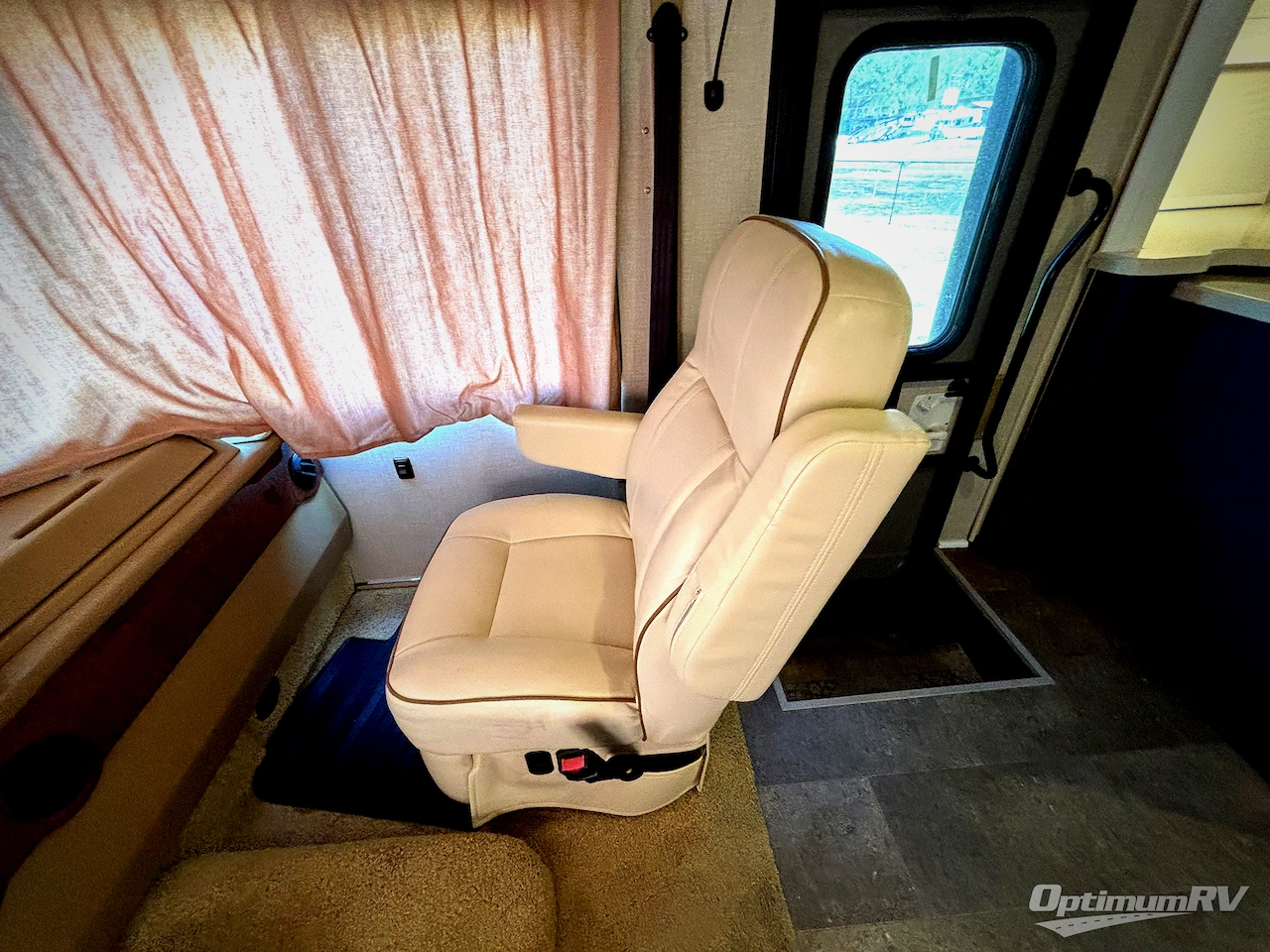 2014 Winnebago Vista 35F Photo 9