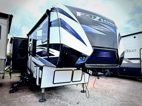 Used 2019 Keystone Fuzion 373 Featured Photo