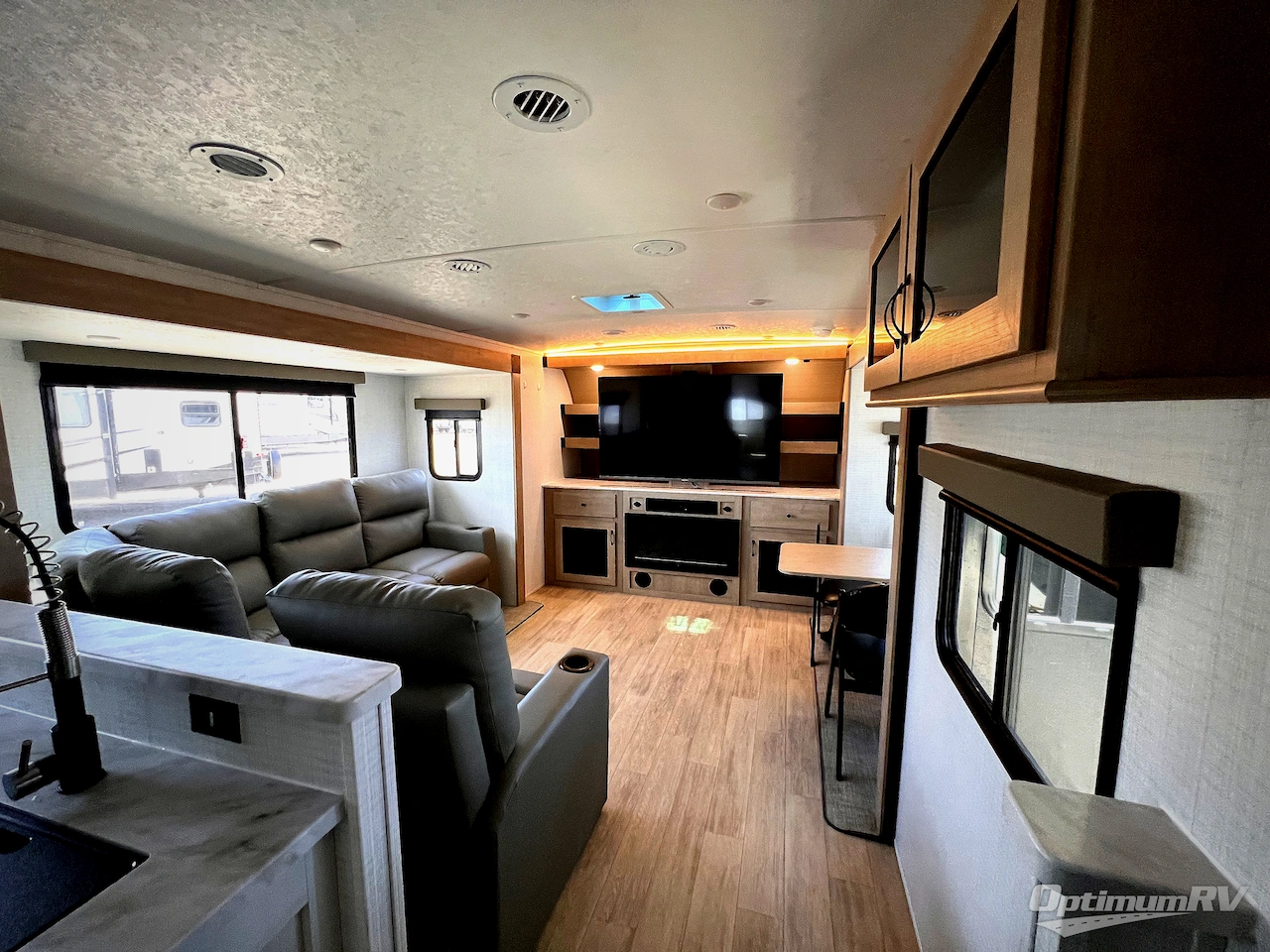 2025 Palomino SolAire 3300FLBS Photo 4