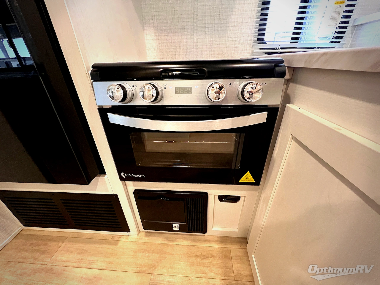 2025 Palomino SolAire 3300FLBS Photo 10