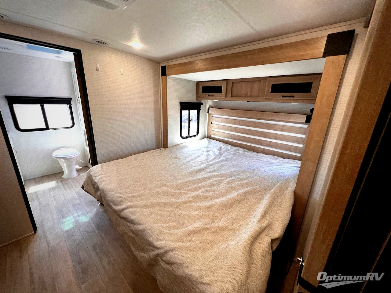 2025 Palomino SolAire 3300FLBS Photo 15