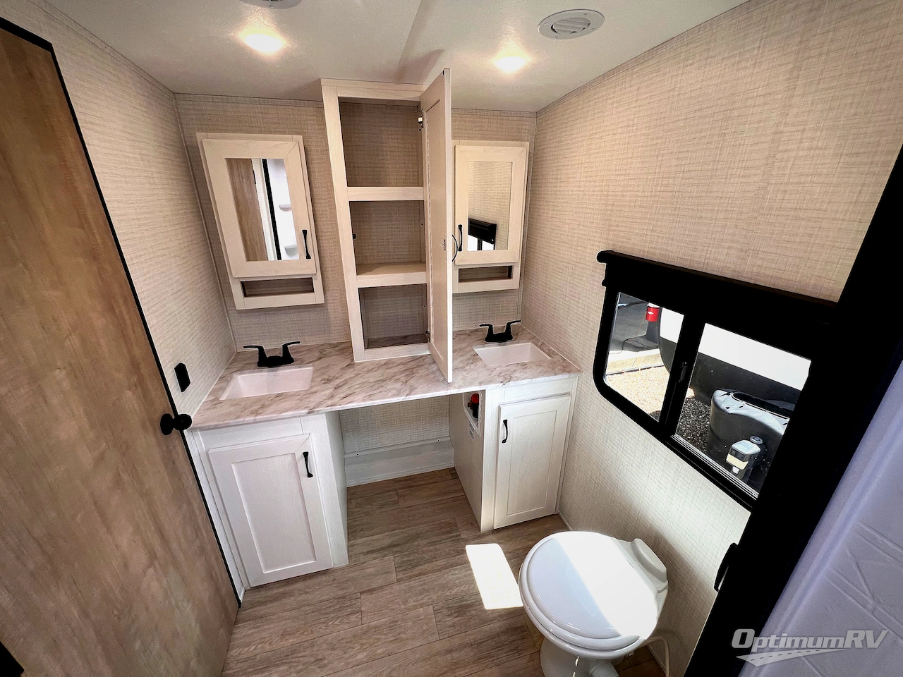 2025 Palomino SolAire 3300FLBS Photo 17