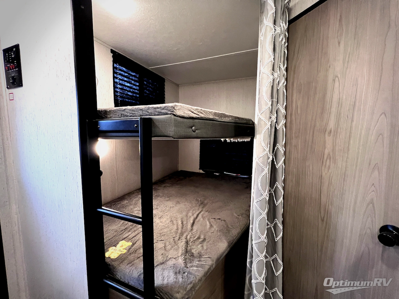 2022 Dutchmen Coleman Lantern Series 242BH Photo 8