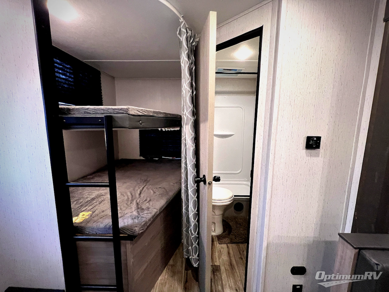 2022 Dutchmen Coleman Lantern Series 242BH Photo 11