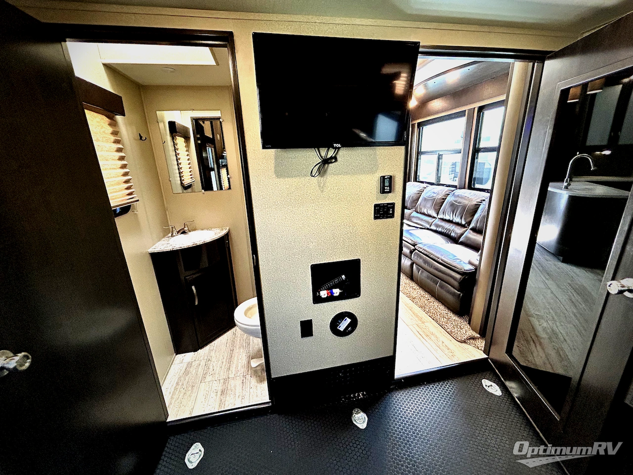 2018 Grand Design Momentum M-Class 350M Photo 16