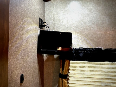 2016 Keystone Carbon 31 RV Photo 3