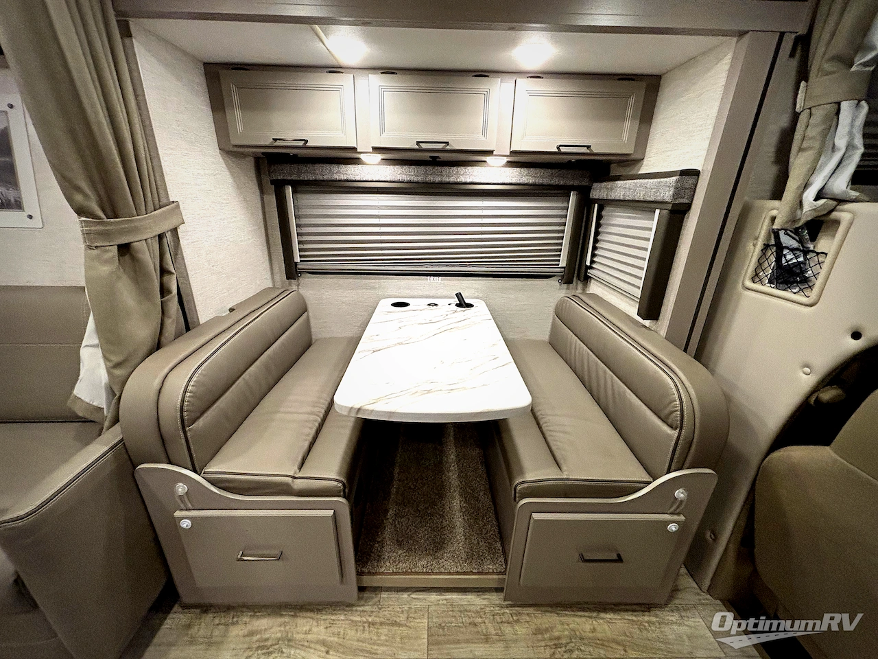 2024 Thor Chateau 25M Photo 14