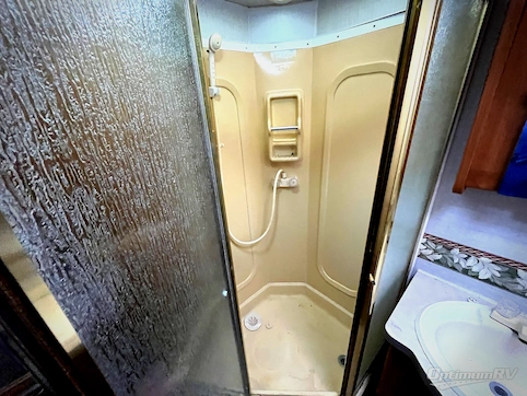 2005 Fleetwood Tioga 31M RV Photo 4
