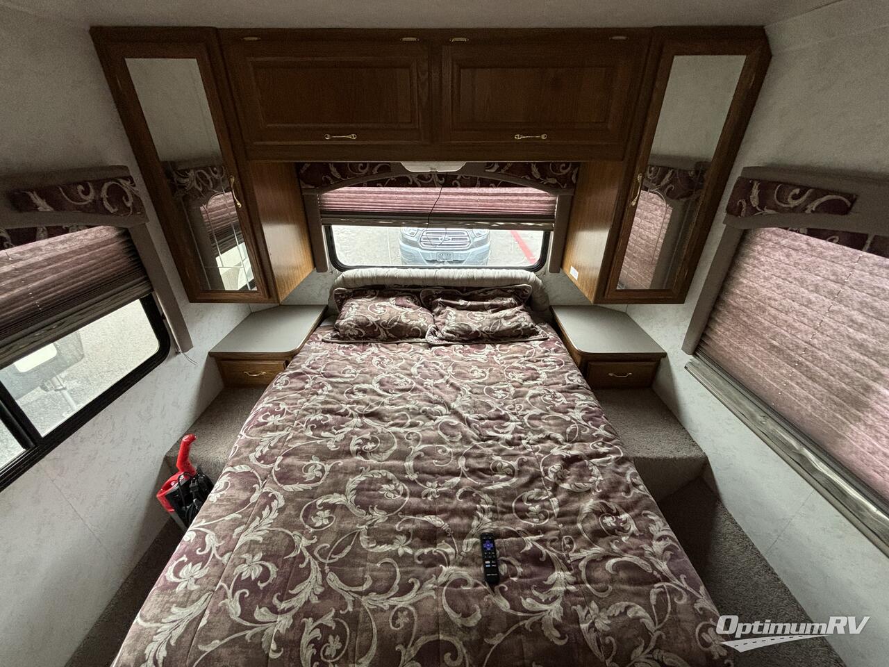 2002 Four Winds Chateau M-28A E45 Photo 9
