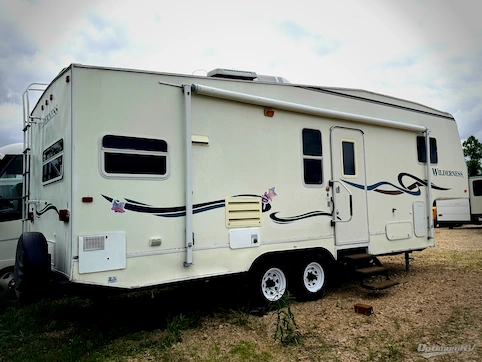 1999 Fleetwood Wilderness 275J RV Photo 2