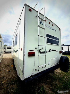 1999 Fleetwood Wilderness 275J RV Photo 3