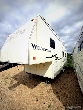 1999 Fleetwood Wilderness 275J RV Photo 4