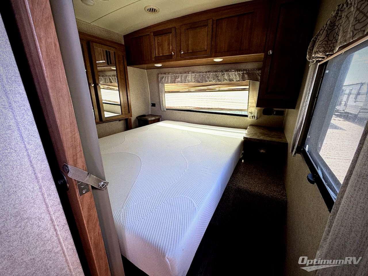 2018 Forest River Rockwood Signature Ultra Lite 8311WS Photo 6