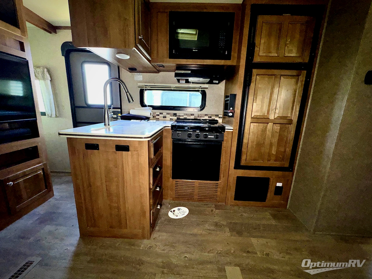 2018 Forest River Rockwood Signature Ultra Lite 8311WS Photo 7